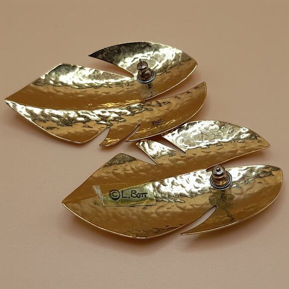 Vintage Hammered Leaf Post Earrings, Signed L. Bott, 1980s, Gold Tone,  2 1/2 In - Picture 8 of 10
